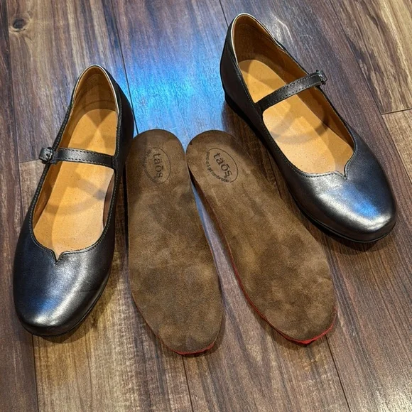 Taos Footwear Women's Pewter Mary Jane Flats - Picture 7 of 8